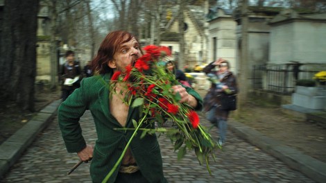 Fotograma del personaje más terrorífico de 'Holy Motors'.