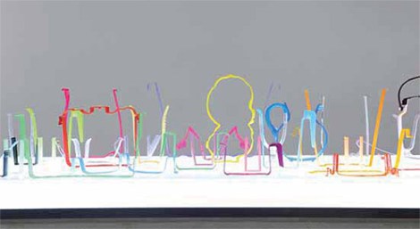 Isidora Correa. "Línea discontinua", 2011. Objetos plásticos.