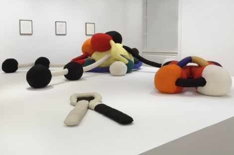 Conjunto escultórico de Peck para la exposición Felt Works.