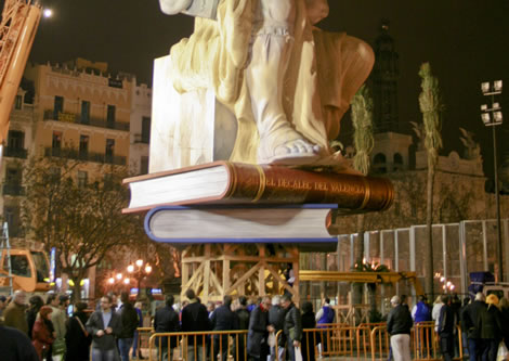 Plantá de la falla del Ayuntamiento. El Moisés de Miguel Ángel.
