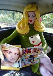 Pandemonia en taxi lee revistas del corazón.