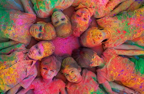 Holi, una fiesta terrorífica y sin materia gris.