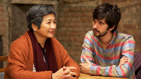 Plano de 'Lilting'. Junn y Richard conversan.